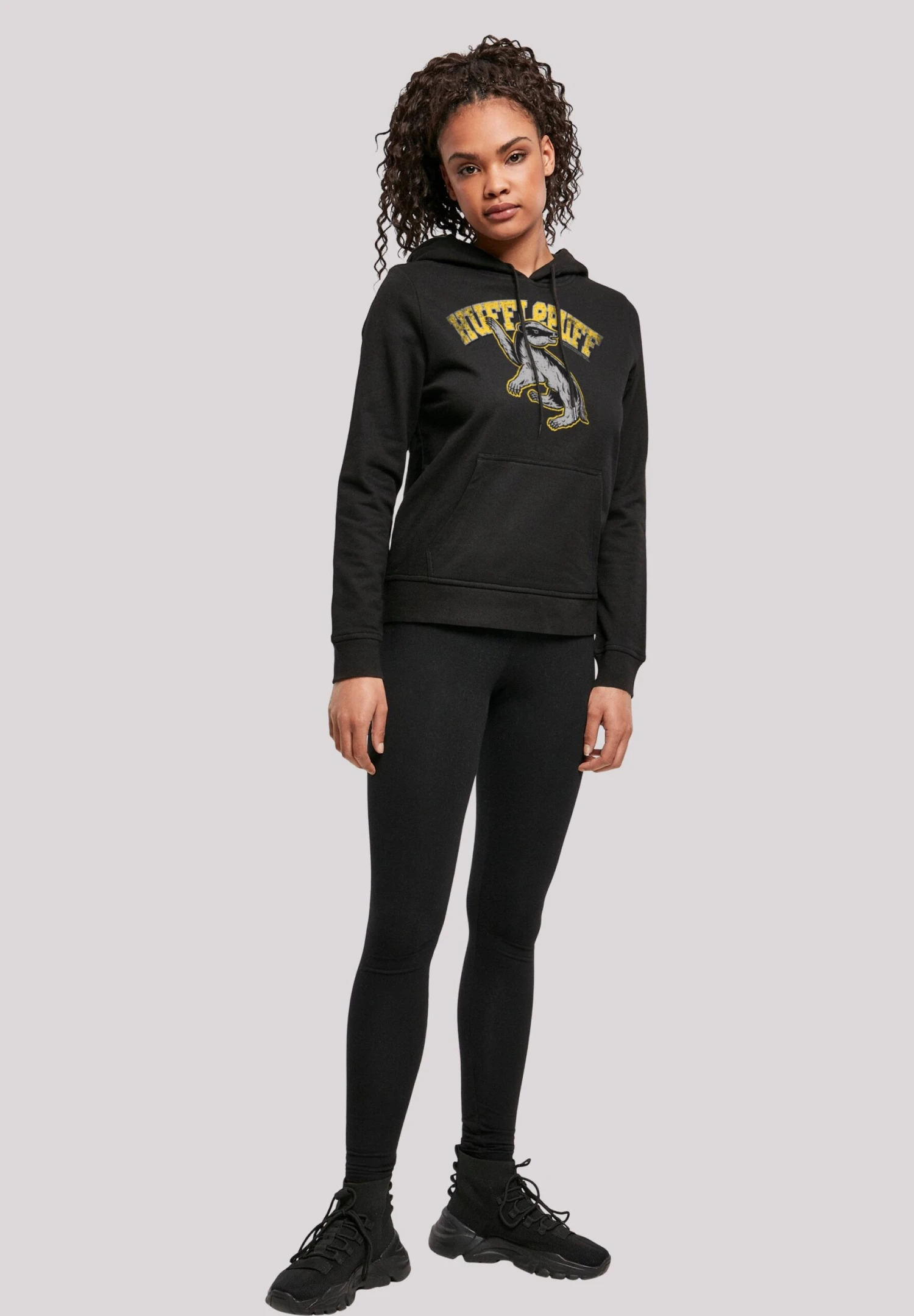 F4NT4STIC Harry Potter Hufflepuff Emblem - Hoodie - Black 4 F4NT4STIC Harry Potter Hufflepuff Emblem - Hoodie - Black - Afbeelding 2